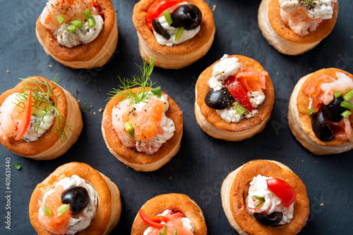 Fotografia Vassoio di vol au vent con farciture varie
