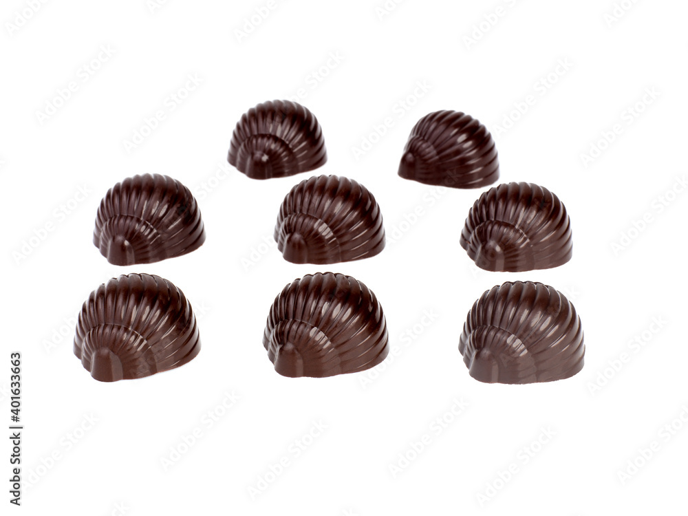 pralinées en chocolat noir sous forme escargot sur fond blanc