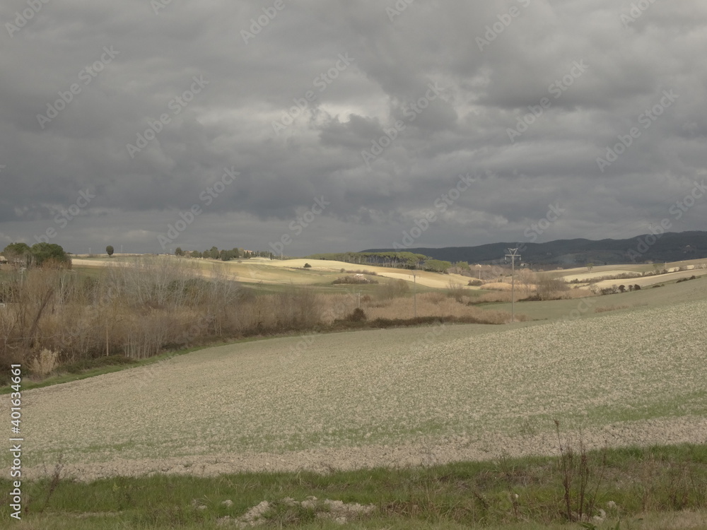 colline pisane in una giornata invernale con temporale in arrivo