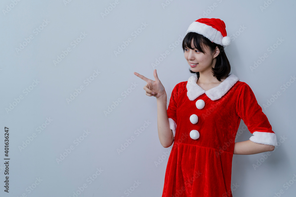 サンタクロースのコスプレをした女性 サンタクロースのコスプレをした女性