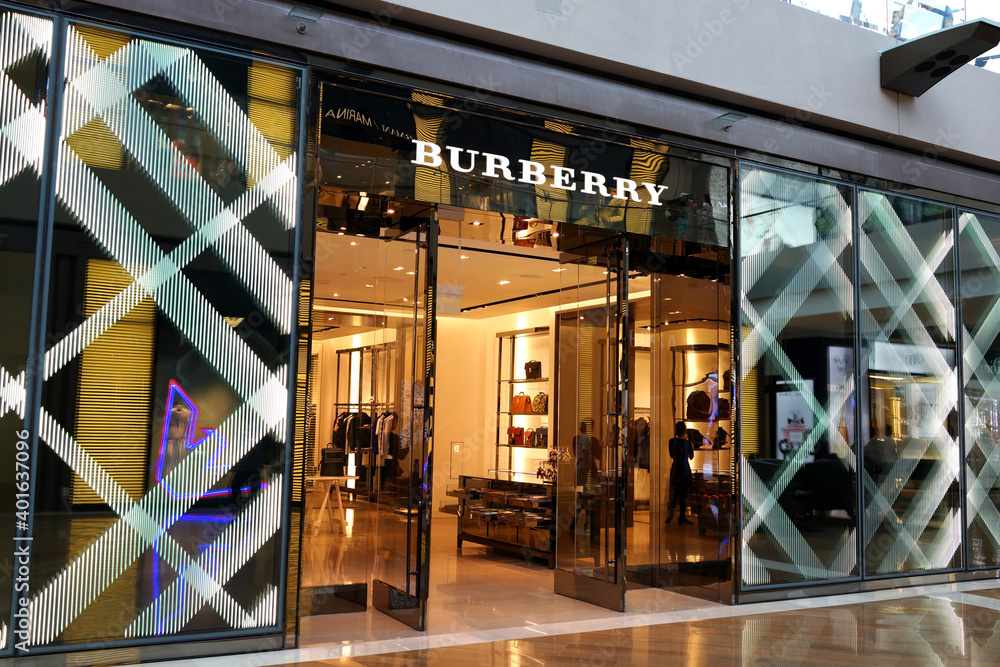 Exterior view of Burberry store in Marina Bay Sands mall. Burberry is a  British luxury fashion house headquartered in London, England. SINGAPORE -  APR 22, 2018. Stock-foto | Adobe Stock