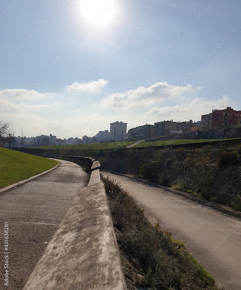 Fototapeta premium Paseo del parque a la ciudad