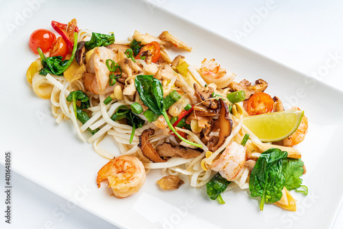 noodles with shrimps and mussels