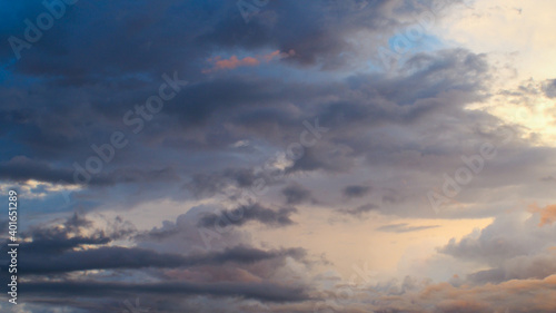 Magnifiques teintes orangées sous des nuages de moyenne altitude, pendant le coucher du soleil. Le temps est instable