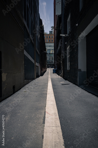 Fototapeta Naklejka Na Ścianę i Meble -  Alleyway in the city