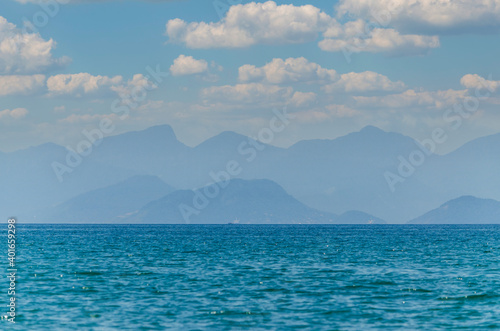 sea and mountains © Taubatex Imagens