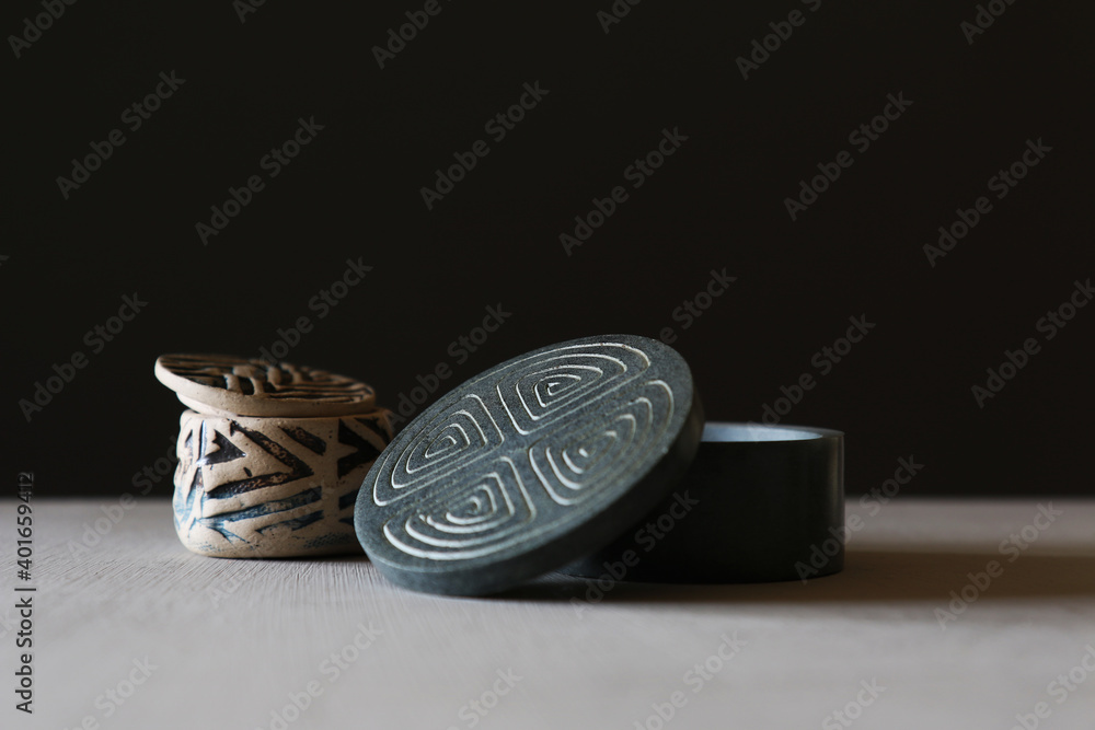 Artigianato artistico; scatole etniche realizzate in vari materiali e provenienti da diversi paesi, isolate su fondo scuro Artigianato artistico; scatole etniche realizzate in vari materiali e provenienti da diversi paesi, isolate su fondo scuro