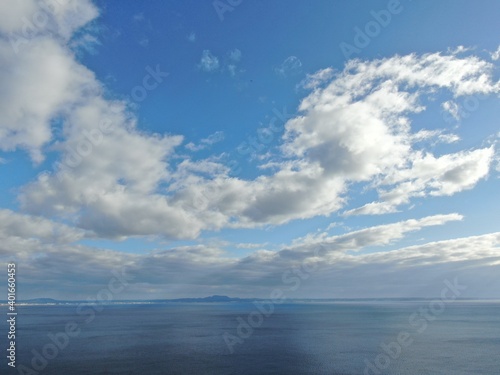 Vista a  rea del mar de Mallorca con el mar de color turquesa y aguas cristalina. Concepto de vacaciones verano y relax 