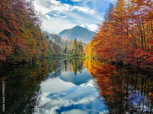 Fototapeta Naklejka Na Ścianę i Meble -  autumn in the mountains lake