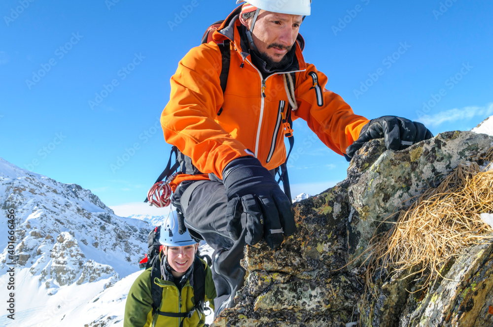 Alpine Hochtour im winterlichen Gebirge