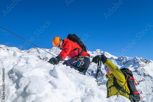 Alpinisten beim Aufstieg im winterlichen Hochgebirge.
