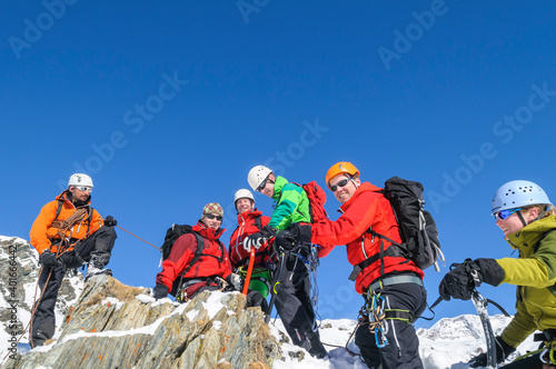 Gipfelfreude bei einer Gruppe Alpinisten.