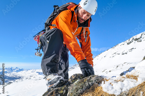 Alpinist klettert im winterlichen Hochgebirge. photo