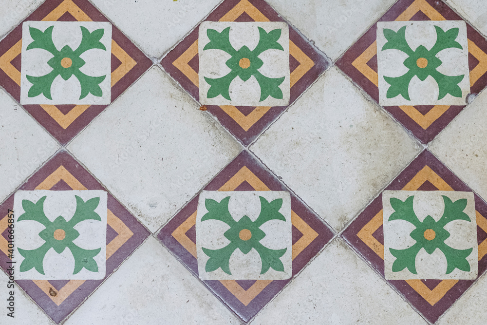 Carreaux de ciment vintage avec un motif floral vert et marron Stock