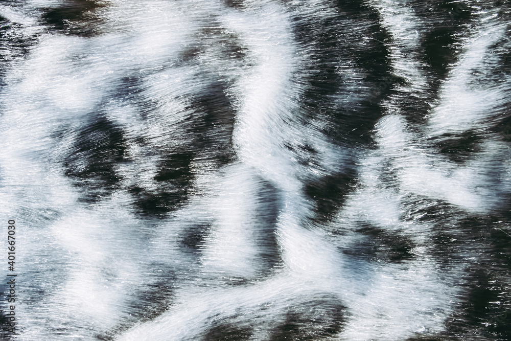 Arrière plan abstrait avec des couleurs sombres floues - Mouvement de l'eau dans une cascade Arrière plan abstrait avec des couleurs sombres floues - Mouvement de l'eau dans une cascade