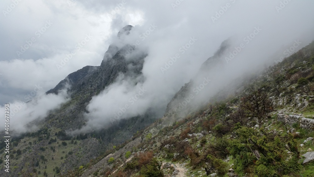 Wolken auf dem Đerinski Vrh in Kotor