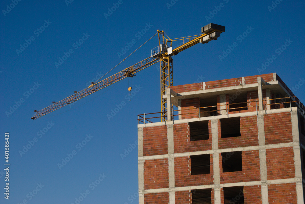 Edifício em construção com uma grua montada, prédio, construção civil Edifício em construção com uma grua montada, prédio, construção civil
