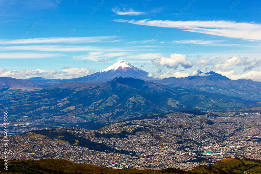 El volcán Cotopaxi tomado desde el mirador del teleférico. Quito - Ecuador