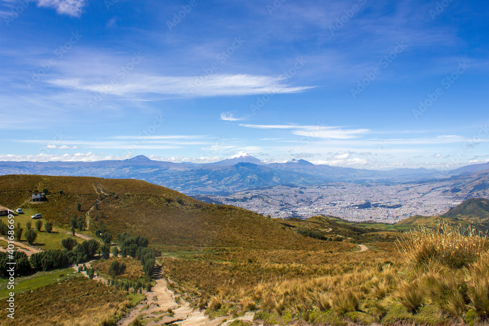 El volcán Cotopaxi tomado desde el mirador del teleférico. Quito - Ecuador