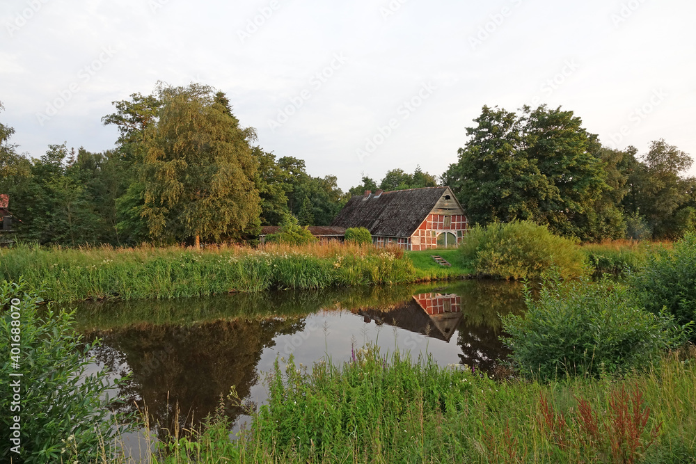 Obraz premium Haus an einem Kanal in Geestland