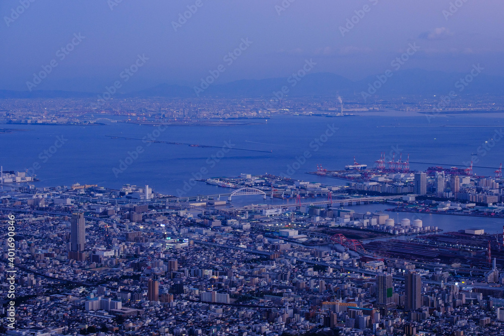 兵庫県神戸摩耶山掬星台から見た市街地。やがて陽が落ちようとしている少し前の時間マジックアワーである。もうすぐ百万ドルの夜景が見られる