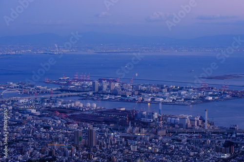 兵庫県神戸摩耶山掬星台から見た市街地。やがて陽が落ちようとしている少し前の時間マジックアワーである。もうすぐ百万ドルの夜景が見られる © 宮岸孝守