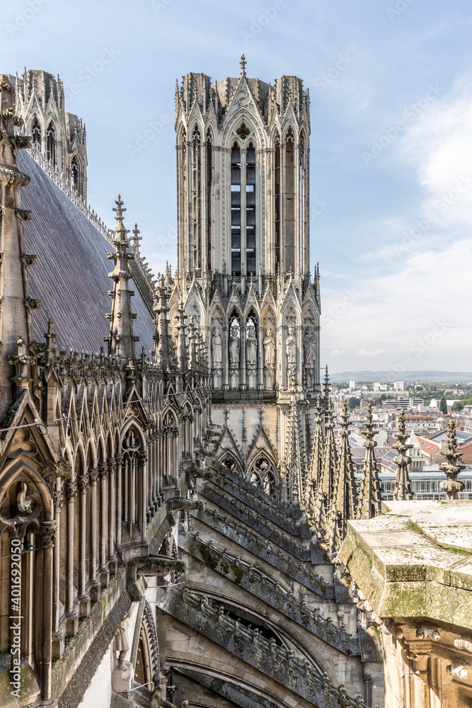 Außenrundgang am Dach der Kathedrale von Reims in Frankreich