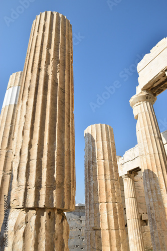 Vista de los principales monumentos y sitios de Atenas (Grecia). Acrópolis. Puerta de entrada de los Propíleos (Propylaea)