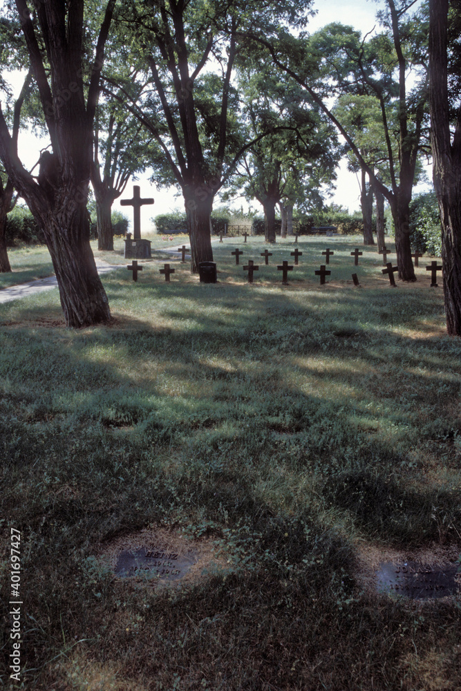 Kleiner Feldfriedhof in Heidesheim am Rhein Kleiner Feldfriedhof in Heidesheim am Rhein
