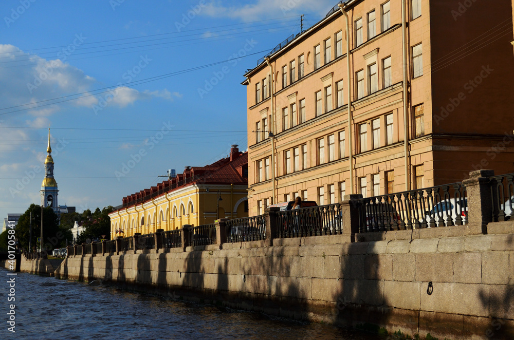 Obraz premium Architecture of houses on the embankment of Russia St. Petersburg 19.08.2020. High quality photo