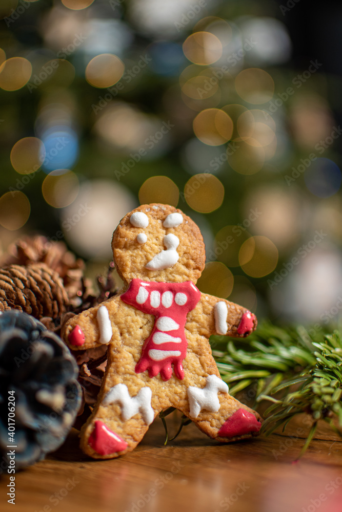 Obraz premium Christmas cookie man with tree bokeh effect