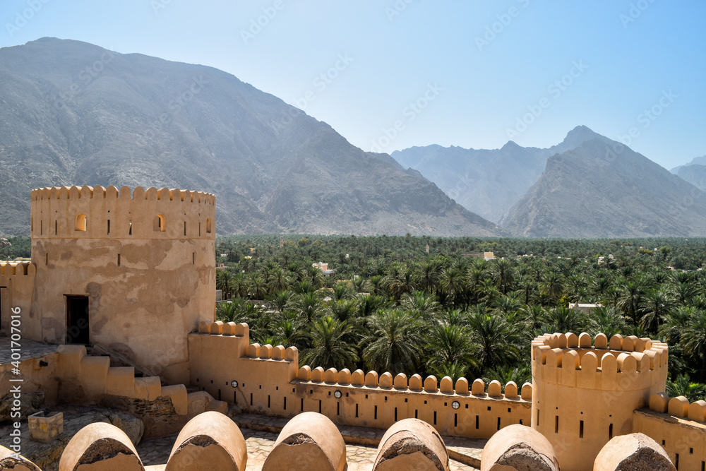 Φωτογραφία Date palms and mountains outside the walls of Nakhal Fort