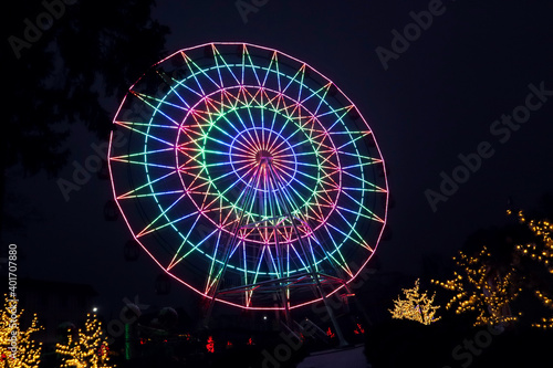 Attraction wheel View in the city Park in the evening, side view-the concept of visiting recreation parks in the winter season