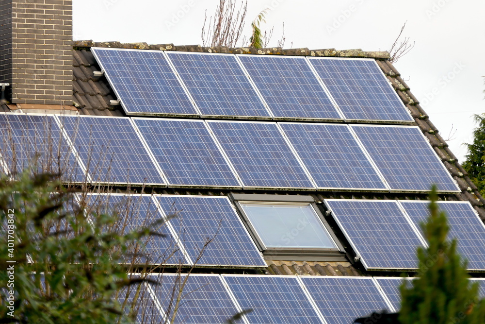 Fototapeta premium Solarpanele auf einem Hausdach