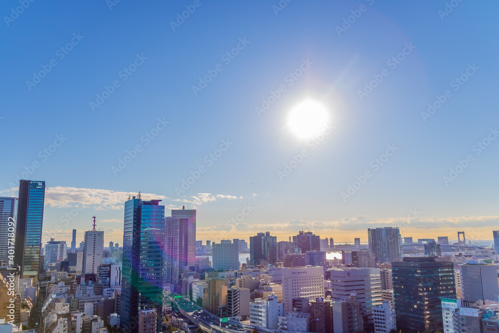 東京のビル群と朝日