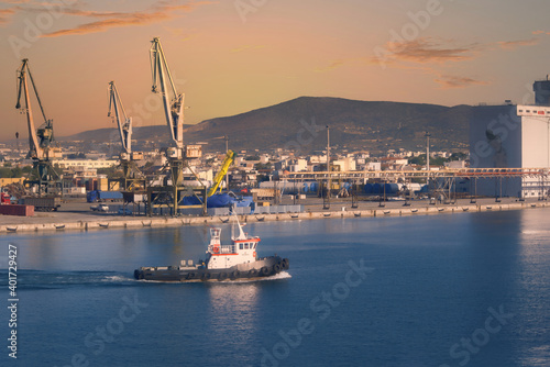 Canvas Print Volos, Greece, tug ship enters the commercial port of Volos