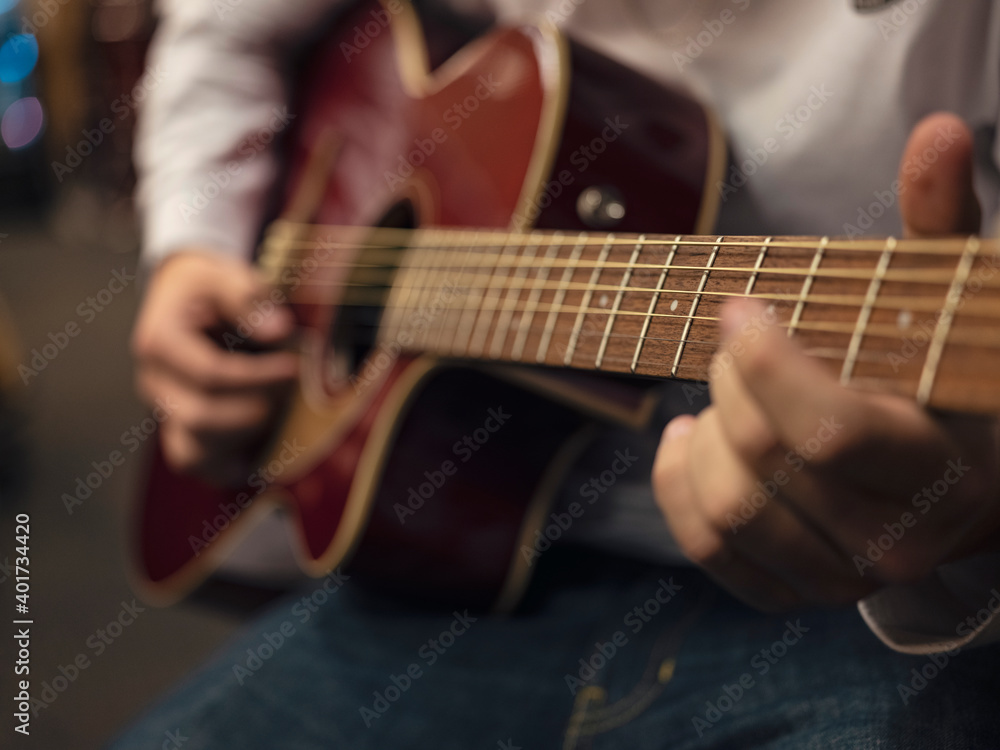 Obraz premium person playing guitar