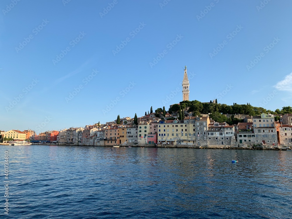 Rovinj Istrien Kroatien Adria Mittelmeer - Altstadt mit Gassen vom Meer aus im Sommer