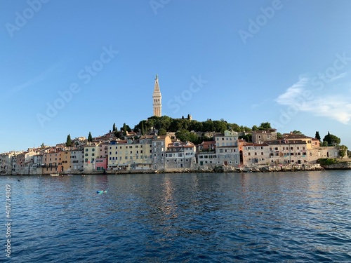 Rovinj Istrien Kroatien Adria Mittelmeer - Altstadt mit Gassen vom Meer aus im Sommer