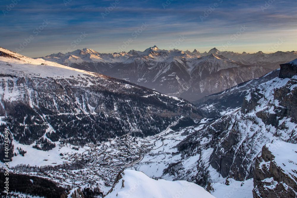 Leukerbad und Bergkette der Walliser Alpen, Schweiz