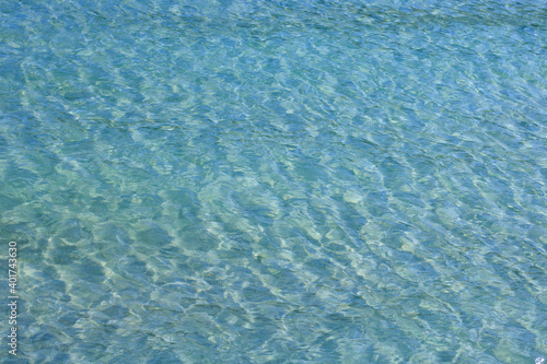 透明感あふれる沖縄の水面
