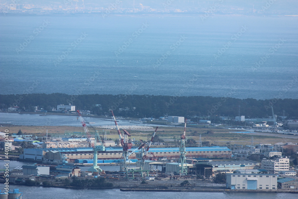 三保の松原を背にする工場　ここ日本平は、静岡県静岡市駿河区と清水区の境界にある高台で、駿河湾、富士山、伊豆半島などが一望できる
