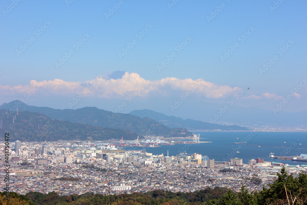 日本平より望む富士山　日本平は、静岡県静岡市駿河区と清水区の境界にある高台で、駿河湾、富士山、伊豆半島などが一望できる