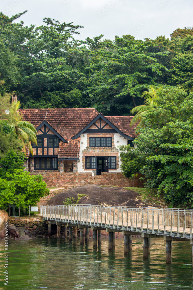 Obraz premium the Chek Jawa Visitor Centre (House No. 1) and Trestle bridge in Pulau Ubin Island Singapore. was built in the 1930s as a holiday retreat for the Chief Surveyor of Singapore, Landon Williams. 
