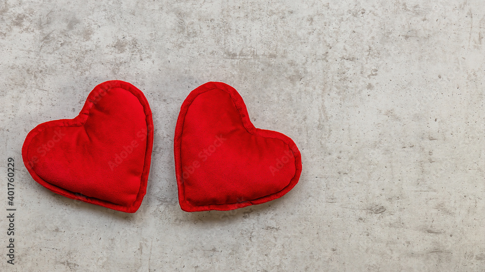 Obraz premium Holiday composition with two plush hearts on concrete background. Valentine's day concept.