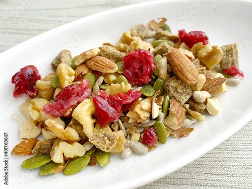 いろんな種類のミックスナッツとドライフルーツ