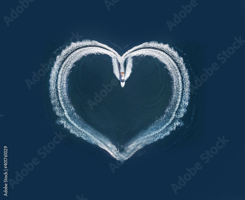 Obraz na płótnie one boat form a shape of a heart on the ocean surface; aerial top down view w salonie