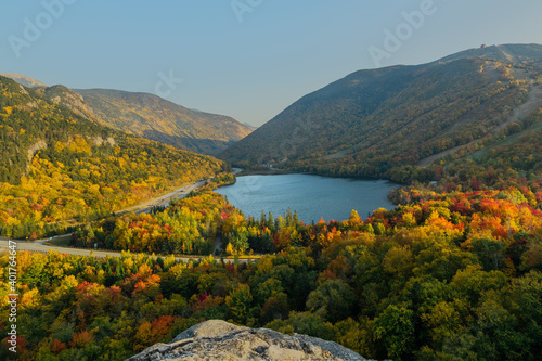 фотографія A beautiful shot of the Echo Lake in the Franconia Notch State Park in autumn