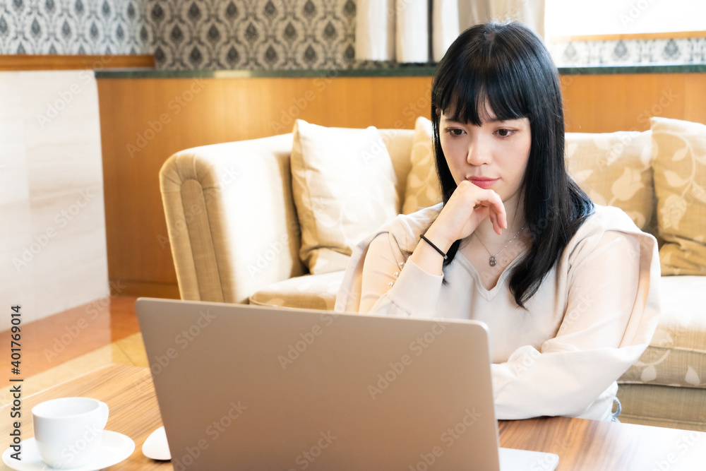 パソコンの前で考える女性 テレワーク 在宅勤務 パソコンの前で考える女性 テレワーク 在宅勤務