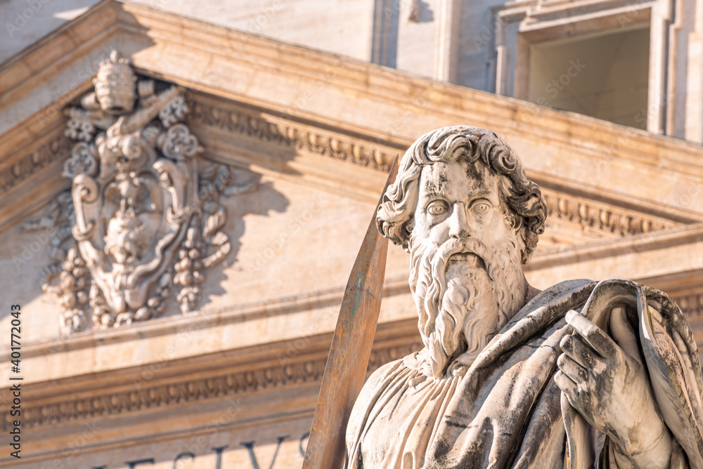 Obraz premium Close-up on face of ancient roman male statue in front of building in the Vatican